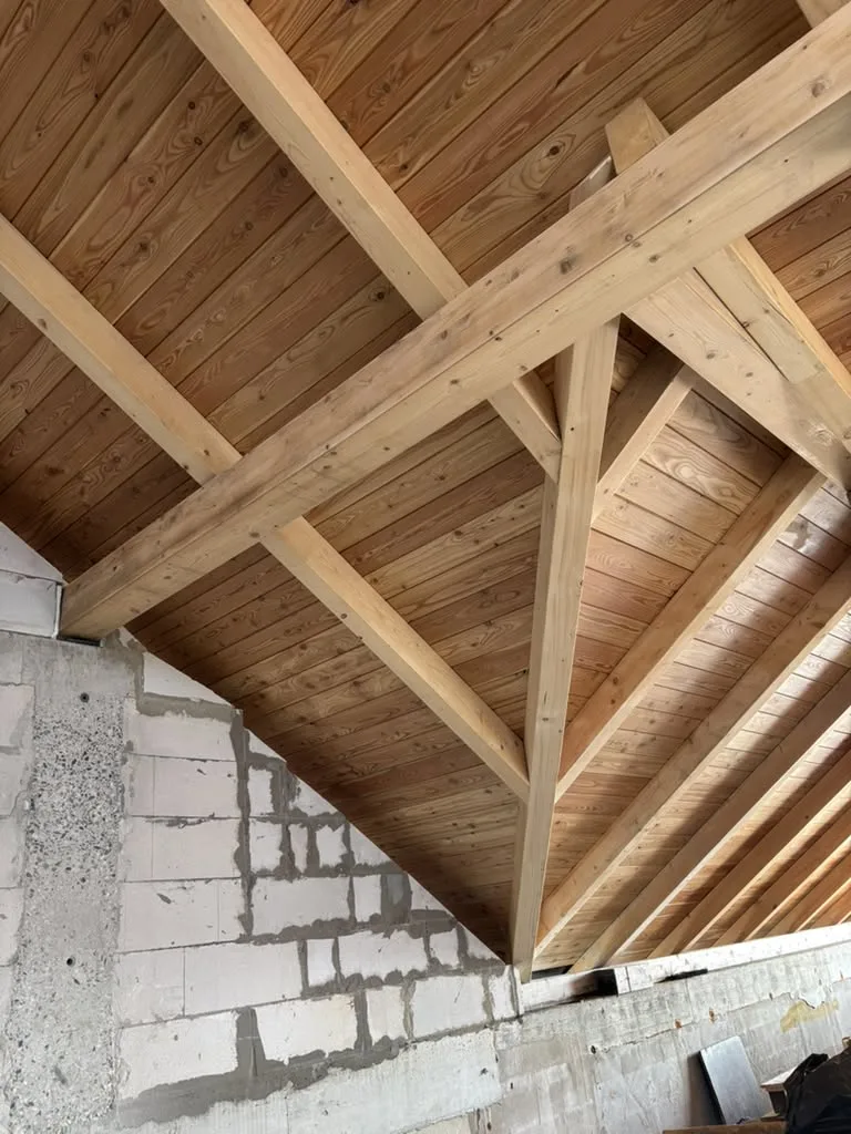 Nový dřevěný krov s palubkovým podbitím